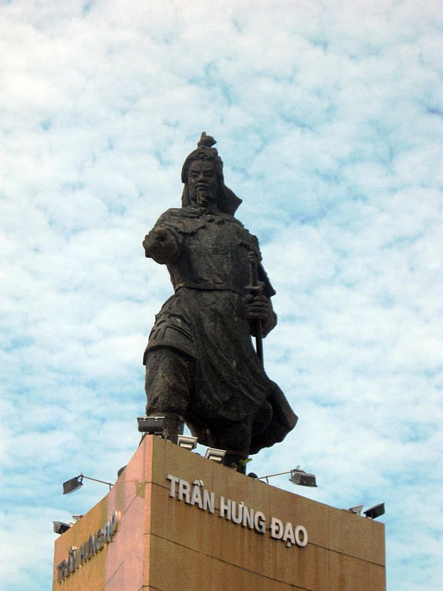 Tượng thờ Trần Hưng Đạo tại bến Bạch Đằng
